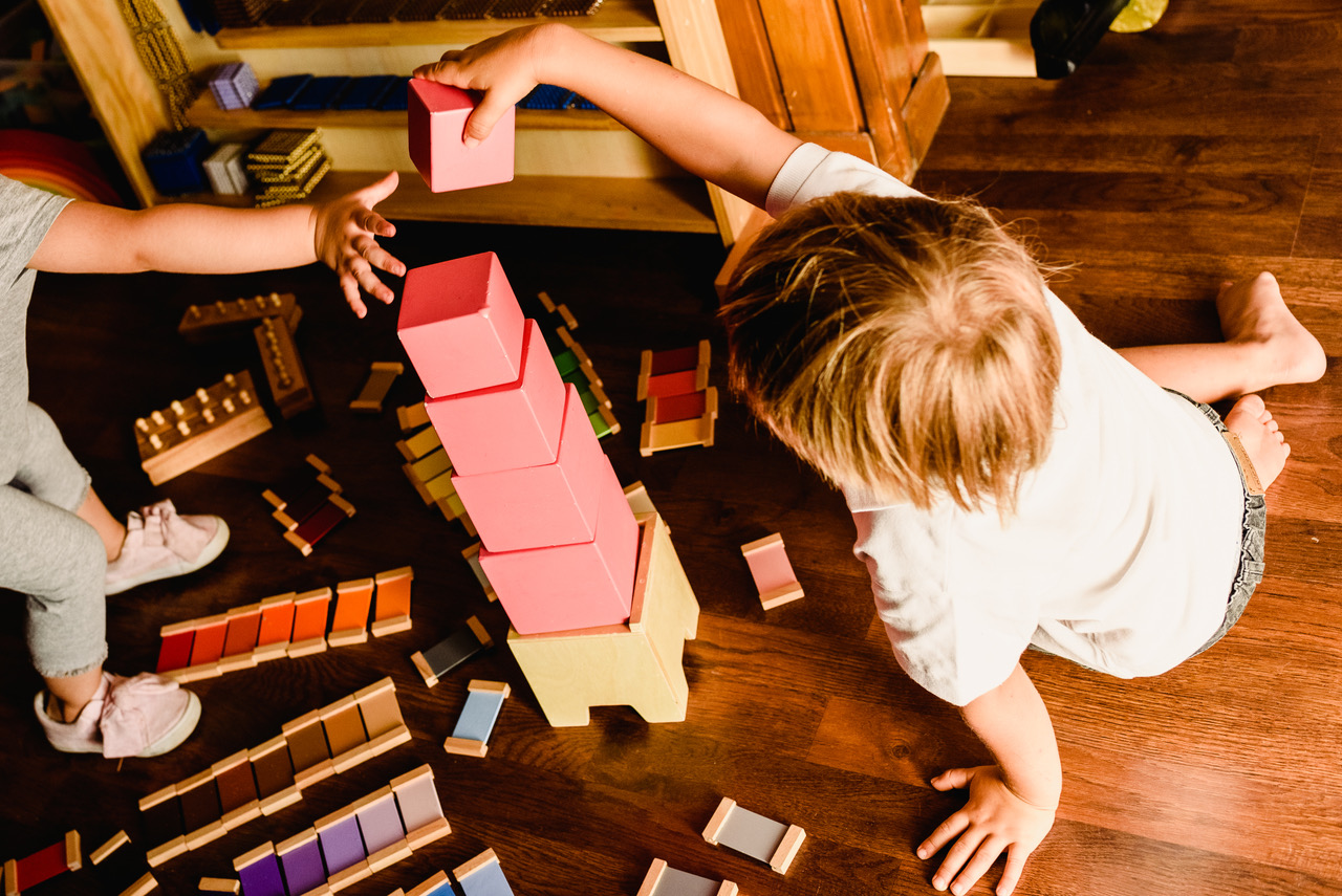 Der rosa Turm ist eines der ersten Montessori-Materialien